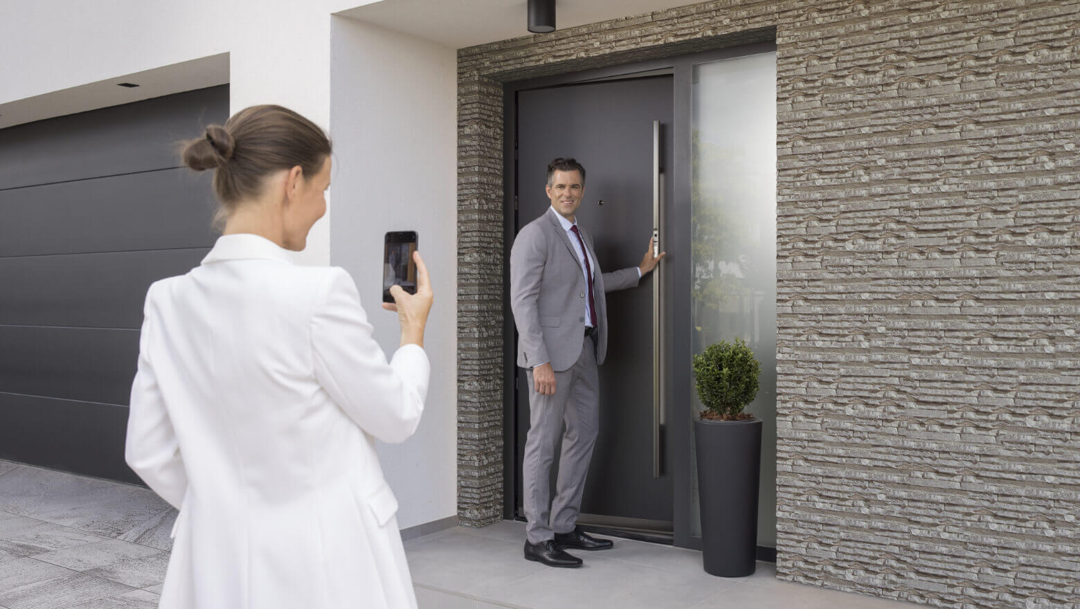 Moderne porte d'ingresso in alluminio per una casa perfetta